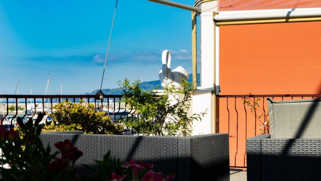 Albergo Stella Di Mare ลาวาญา ภายนอก รูปภาพ