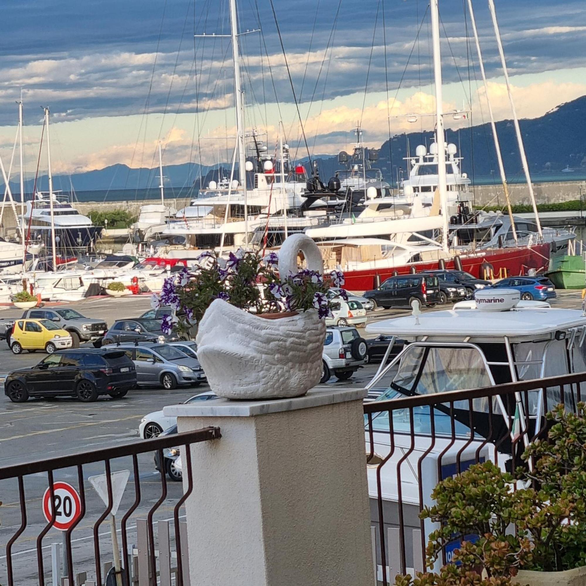 Albergo Stella Di Mare ลาวาญา ภายนอก รูปภาพ